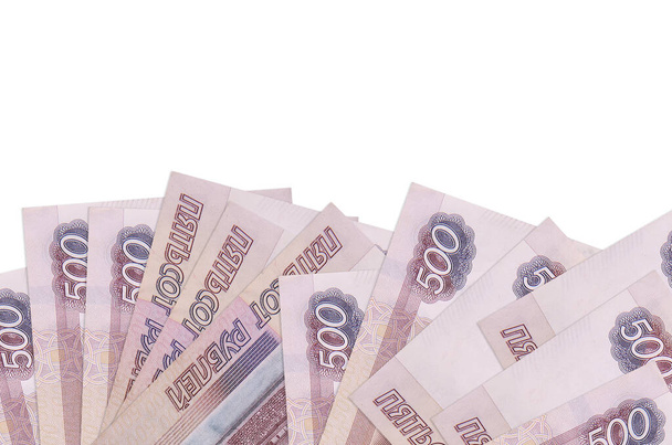 500 ρωσικά ρούβλια χαρτονομίσματα βρίσκονται στο κάτω μέρος της οθόνης που απομονώνονται σε λευκό φόντο με αντίγραφο χώρο. Πρότυπο banner φόντου για επιχειρηματικές έννοιες με χρήματα - Φωτογραφία, εικόνα