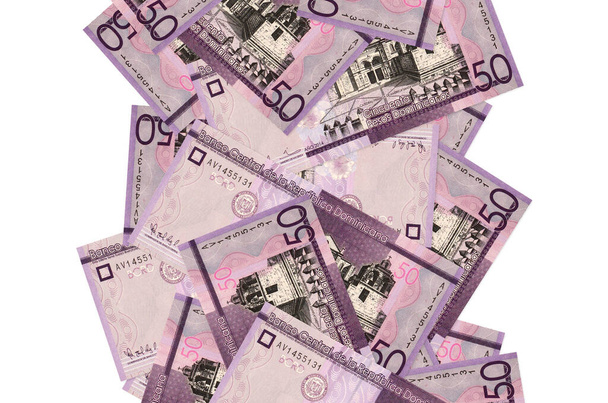 50 dominikanische Pesos-Scheine flogen vereinzelt auf weißem Grund herunter. Viele Banknoten mit weißem Kopierraum links und rechts - Foto, Bild
