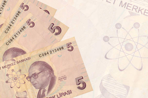 5 banconote turche in lire giacciono in pila sullo sfondo di una grande banconota semi-trasparente. Astratto sfondo aziendale con spazio di copia - Foto, immagini