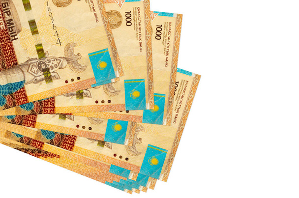 1000 Kazachstani tenge biljetten liggen in kleine bos of pak geïsoleerd op wit. Mockup met kopieerruimte. Bedrijfs- en wisselkoersconcept - Foto, afbeelding