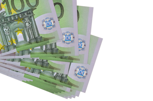 100 Euro biljetten liggen in kleine bos of verpakking geïsoleerd op wit. Mockup met kopieerruimte. Bedrijfs- en wisselkoersconcept - Foto, afbeelding
