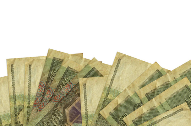 500 ρωσικά ρούβλια χαρτονομίσματα βρίσκονται στο κάτω μέρος της οθόνης που απομονώνονται σε λευκό φόντο με αντίγραφο χώρο. Πρότυπο banner φόντου για επιχειρηματικές έννοιες με χρήματα - Φωτογραφία, εικόνα