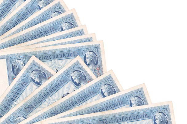 100 Říše značky bankovky leží izolované na bílém pozadí s kopírovacím prostorem naskládané v ventilátoru zblízka. Koncept výplatní doby nebo finanční operace - Fotografie, Obrázek