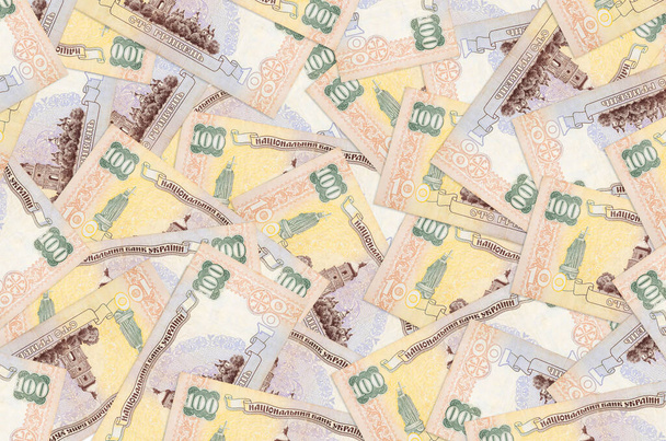 100 украинских гривен векселей лежат в большой куче. Богатый жизненный концептуальный фон. Большая сумма денег - Фото, изображение
