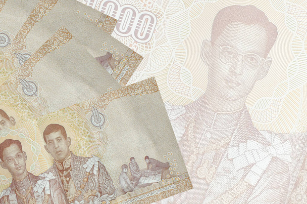 1000 billetes de baht tailandeses se encuentra en la pila en el fondo de gran billete semitransparente. Fondo de negocio abstracto con espacio de copia - Foto, Imagen