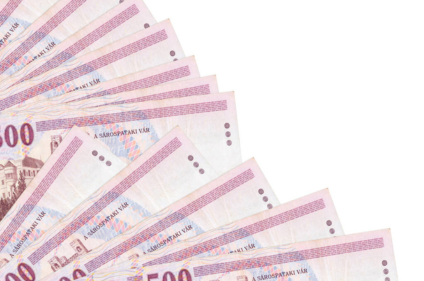 500 Hongaarse forint biljetten ligt geïsoleerd op witte achtergrond met kopieerruimte gestapeld in ventilator close-up. Begrip "betaaldag" of financiële transacties - Foto, afbeelding