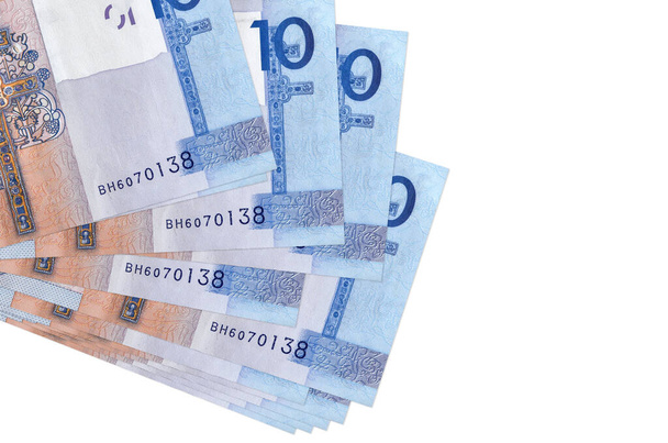 10 billetes de rublos bielorrusos se encuentra en un pequeño racimo o paquete aislado en blanco. Mockup con espacio de copia. Concepto de negocio y cambio de divisas - Foto, Imagen