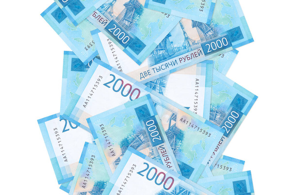 2000 rublos russos notas voando para baixo isolado em branco. Muitas notas que caem com espaço em branco no lado esquerdo e direito - Foto, Imagem