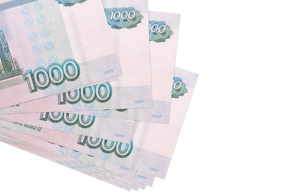 1000 rublos russos contas encontra-se em pequeno grupo ou pacote isolado em branco. Mockup com espaço de cópia. Conceito de troca de moeda e negócios - Foto, Imagem