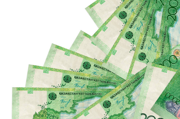 2000 Kazachstánské tenge bankovky leží v jiném pořadí izolované na bílém. Místní bankovní nebo peněžní koncept. Nápis - obchodní pozadí - Fotografie, Obrázek