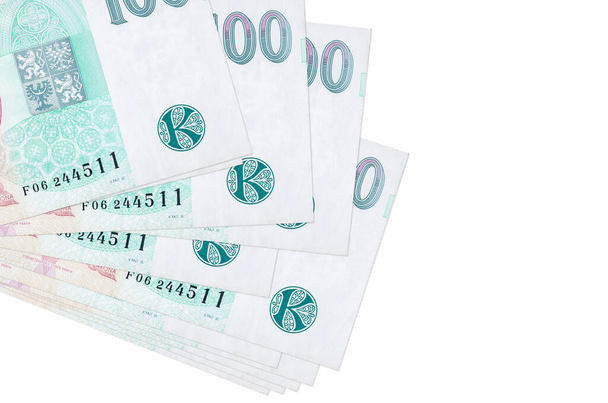 100 billetes de corona checos se encuentra en racimo pequeño o paquete aislado en blanco. Mockup con espacio de copia. Concepto de negocio y cambio de divisas - Foto, imagen