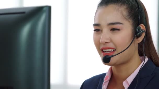 Obchodníci nosí sluchátka pracující v kanceláři - Záběry, video