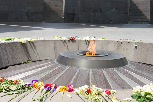 アルメニア・エレバン-アルメニアのエレバンにあるアルメニア人虐殺記念館。アルメニア虐殺博物館はアルメニア人虐殺の犠牲者に捧げられたアルメニア公式の記念碑である。. - 写真・画像