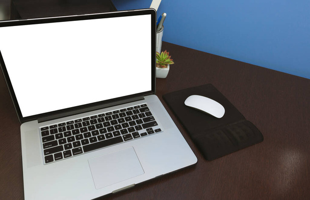 Biurko Laptop pusty ekran przestrzeni tekstowej w biurze na drewnianym stole. Makieta Laptop konceptualny obraz obszaru roboczego.  - Zdjęcie, obraz