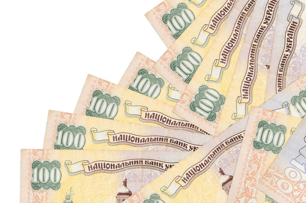 100 Oekraïense hryvnias biljetten ligt in verschillende volgorde geïsoleerd op wit. Lokaal bankieren of geld verdienen. Banner voor zakelijke achtergrond - Foto, afbeelding