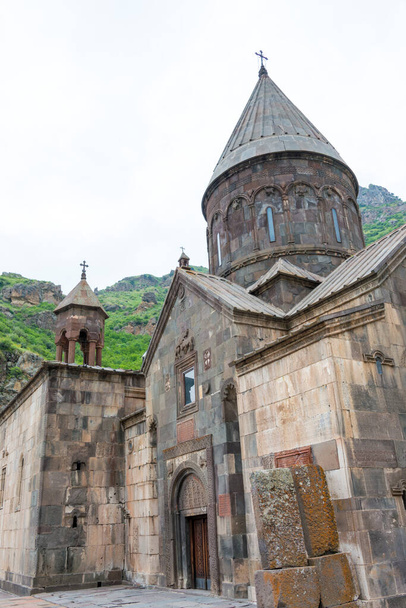 Goght, Arménie - Monastère Geghard à Goght, Kotayk, Arménie. Il fait partie du site du patrimoine mondial - Monastère de Geghard et la vallée de l'Azat supérieur. - Photo, image
