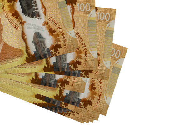 100 Canadese dollars biljetten liggen in kleine troep of roedel geïsoleerd op wit. Mockup met kopieerruimte. Bedrijfs- en wisselkoersconcept - Foto, afbeelding