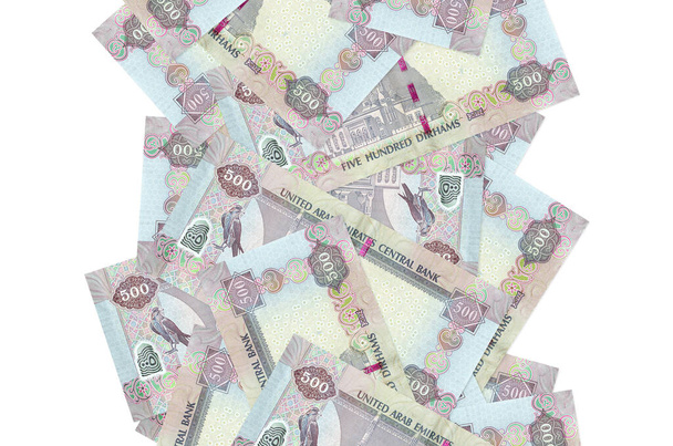 500 дирхамов из ОАЭ разлетаются изолированными по белому. Многие банкноты падают с белой копией пространства слева и справа - Фото, изображение