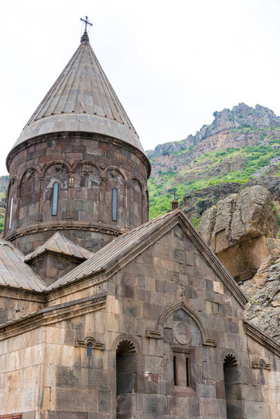 Гогт, Армения - монастырь Гегард в Гогте, Котайк, Армения. Является частью Всемирного наследия - Гегардского монастыря и Верхней Азатской долины.. - Фото, изображение