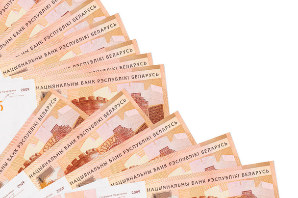 5 Wit-Russische roebel biljetten ligt geïsoleerd op witte achtergrond met kopieerruimte gestapeld in ventilator close-up. Begrip "betaaldag" of financiële transacties - Foto, afbeelding