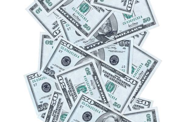 50 долларовых купюр летят изолированными на белом. Многие банкноты падают с белой копией пространства слева и справа - Фото, изображение