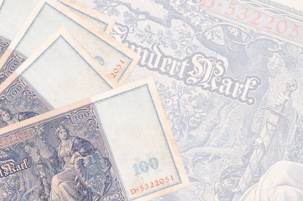 Τα χαρτονομίσματα των 100 ριχ βρίσκονται σε στοίβα στο φόντο ενός μεγάλου ημι-διαφανούς τραπεζογραμματίου. Αφηρημένο επιχειρηματικό υπόβαθρο με αντίγραφο χώρου - Φωτογραφία, εικόνα