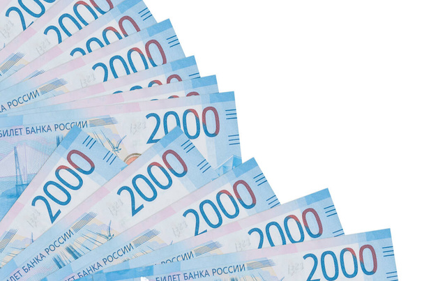 2000 ruské rubly bankovky leží izolované na bílém pozadí s kopií prostoru naskládané v ventilátoru zblízka. Koncept výplatní doby nebo finanční operace - Fotografie, Obrázek