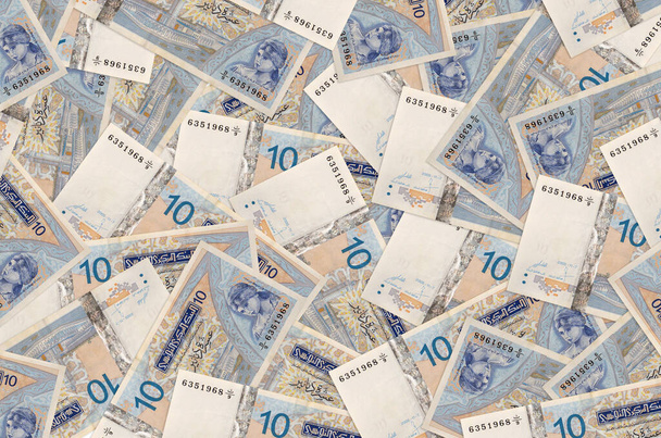 10 banconote da 10 dinari tunisini si trovano in una grande pila. Vita ricca sfondo concettuale. Grande quantità di denaro - Foto, immagini