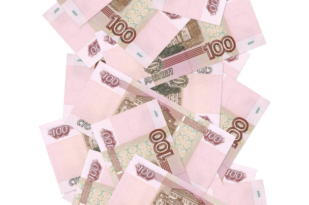 Billetes de 100 rublos rusos volando aislados en blanco. Muchos billetes que caen con espacio de copia blanca en el lado izquierdo y derecho - Foto, Imagen