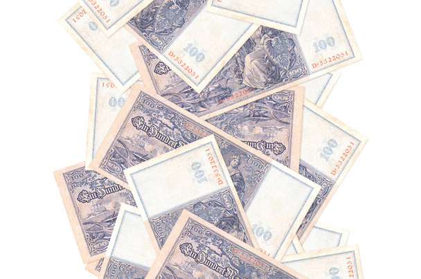 100 říšských marek, letící dolů izolovaně na bílém. Mnoho bankovek padajících s bílou kopií prostoru na levé a pravé straně - Fotografie, Obrázek