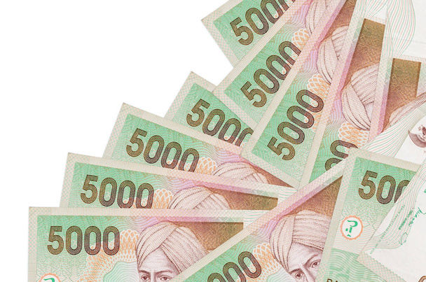 5000 indonezyjskich banknotów rupii leży w innej kolejności na białym. Lokalna bankowość lub koncepcja produkcji pieniędzy. Baner informacyjny - Zdjęcie, obraz
