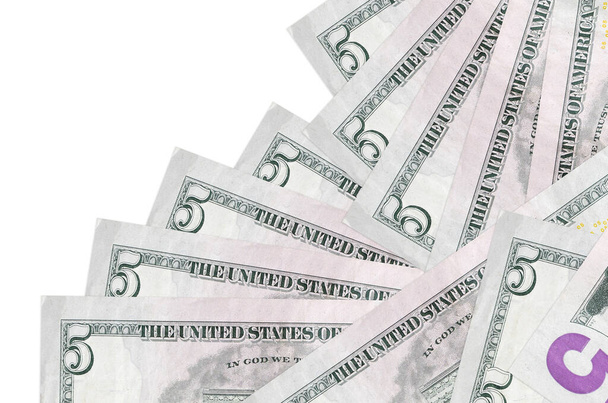5 US dollars biljetten liggen in verschillende volgorde geïsoleerd op wit. Lokaal bankieren of geld verdienen. Banner voor zakelijke achtergrond - Foto, afbeelding