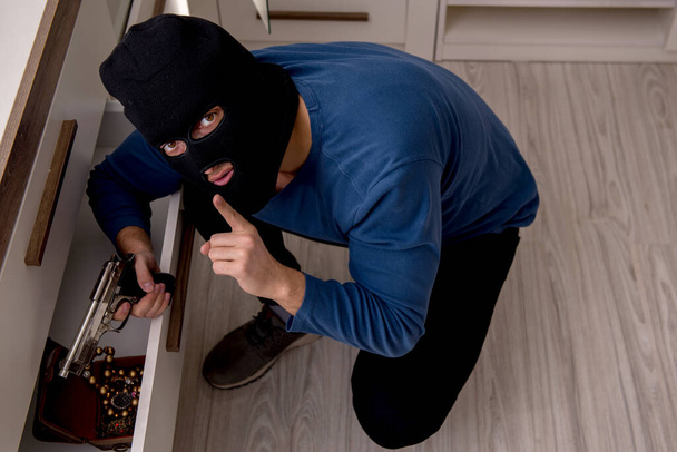 Вид на камеру чоловічого грабіжника крадуть речі
 - Фото, зображення