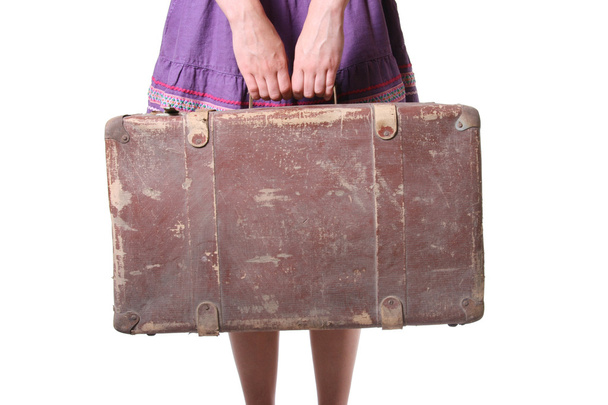 Mujer sostener vieja maleta
 - Foto, imagen