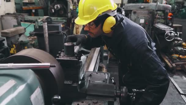 Inteligentny pracownik fabryczny korzystający z maszyny w warsztacie - Materiał filmowy, wideo