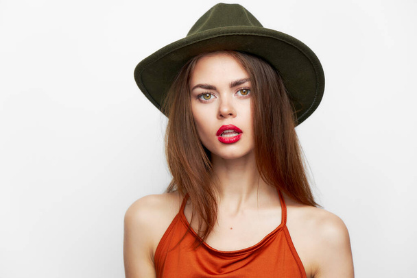 帽子の赤い唇を持つ女性官能的な外観魅力的なトリミングされた外観  - 写真・画像