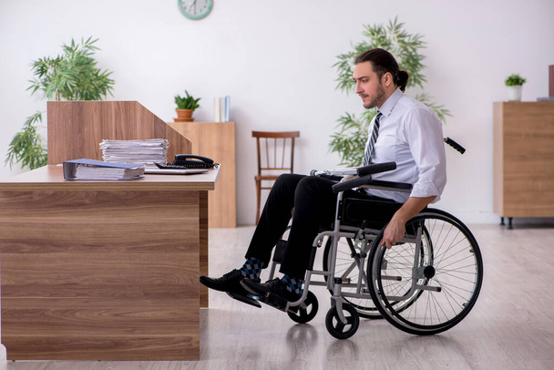 Joven trabajador discapacitado que sufre en el lugar de trabajo - Foto, imagen