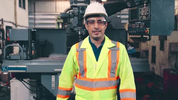 Fiatal gyári munkás vagy mérnök közeli portré a gyárban - Felvétel, videó