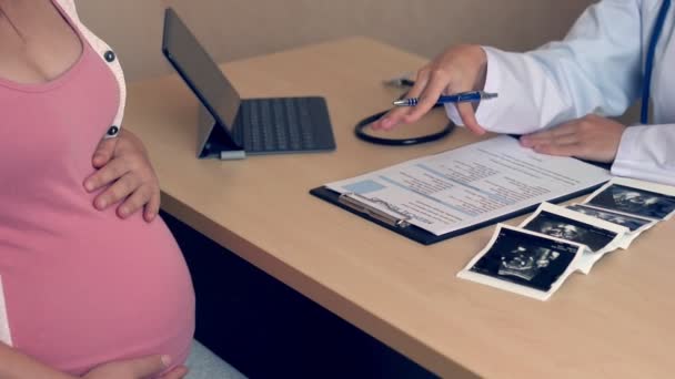 Raskaana oleva nainen ja gynekologi lääkäri sairaalassa - Materiaali, video