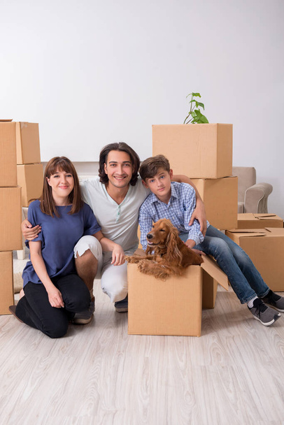 Молода сім'я переїжджає на нову квартиру
 - Фото, зображення