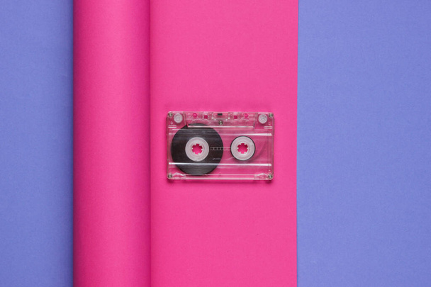 Cassete de áudio sobre fundo de papel embrulhado. Tendência de cor pastel, retro minimalista anos 80 ainda vida. Vista superior - Foto, Imagem