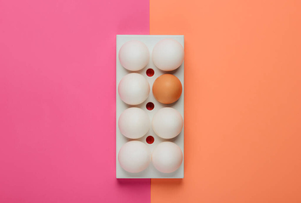 Tray with chicken eggs on colored background. Minimalistic food concept. Top view - Fotoğraf, Görsel