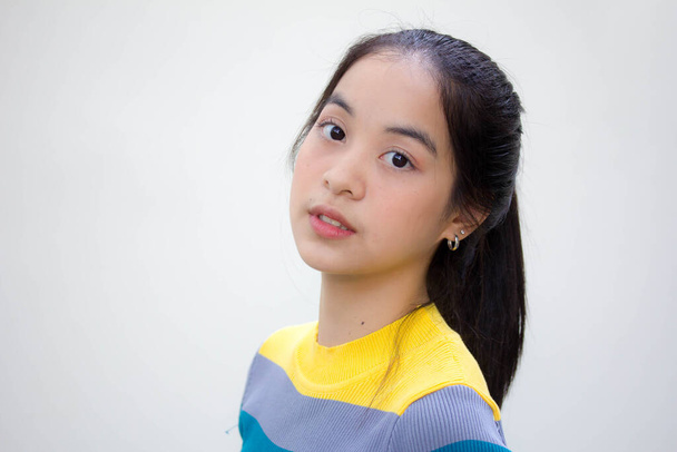 asiático tailandés adolescente color camiseta hermosa chica sonrisa y relajarse - Foto, imagen