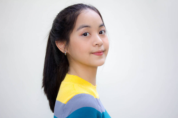 azië thai tiener kleur t-shirt mooi meisje glimlach en ontspannen - Foto, afbeelding