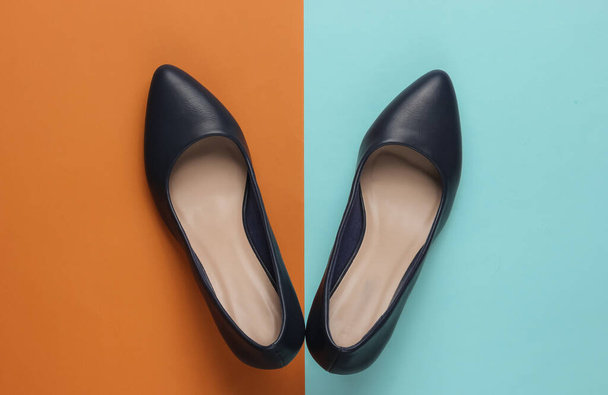 Klasszikus női magassarkú cipő színes papír háttérrel. Stílusos cipő. Minimalista divat csendélet. - Fotó, kép