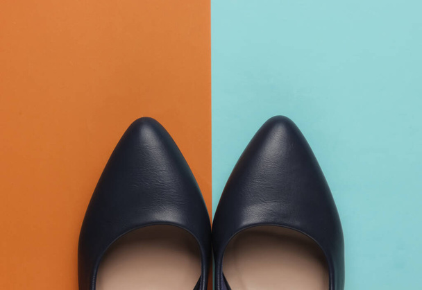 Klassieke vrouwen hoge hak schoenen op kleur papier achtergrond. Stijlvolle schoenen. Minimalistische mode stilleven. - Foto, afbeelding