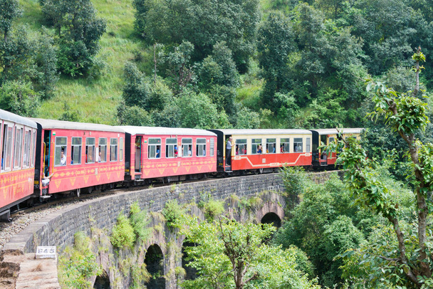 Shimla, Intia - Kalka-Shimlan rautatie Shimlassa, Himachal Pradeshissa, Intiassa. Se on osa Unescon maailmanperintökohdetta - Intian vuoristorautatiet. - Valokuva, kuva