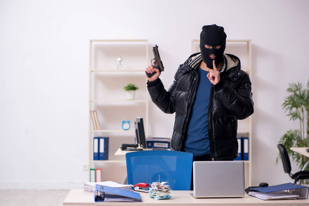 オフィスでの若い男性の強盗 - 写真・画像