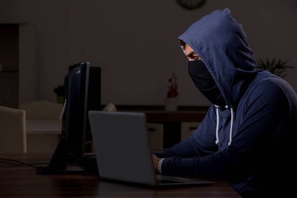Muž hacker hacking zabezpečení firewall pozdě v kanceláři - Fotografie, Obrázek