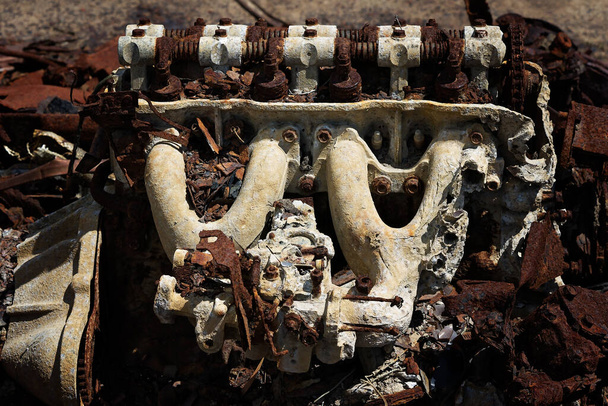 Τα σκουριασμένα απομεινάρια ενός καμένου αυτοκινήτου εγκαταλείφθηκαν σε παλιρροϊκά διαμερίσματα αλατιού. - Φωτογραφία, εικόνα